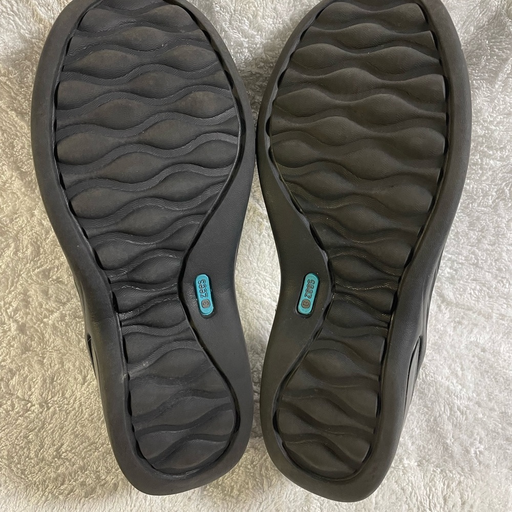 Bzees Black Flats with Gathered Detail - Picture 2 of 10